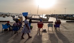 Accra;-Ghana;-Jamestown;-fishing-harbour;-fish-traders;-women;-waiting;-landing;-backlight;-sunrise;-shadows;-basin;-plastic-chairs;-fish-economy;-womens-role;-Ga-Mashie-community;-artisanal-fishing;-daily-life;-Gulf-of-Guinea;-West-Africa;-documentary-photography;-Kaleidos;-Kaleidos-images;-La-parole-à-limage;-Stories-Pictures;-Tarek-Charara